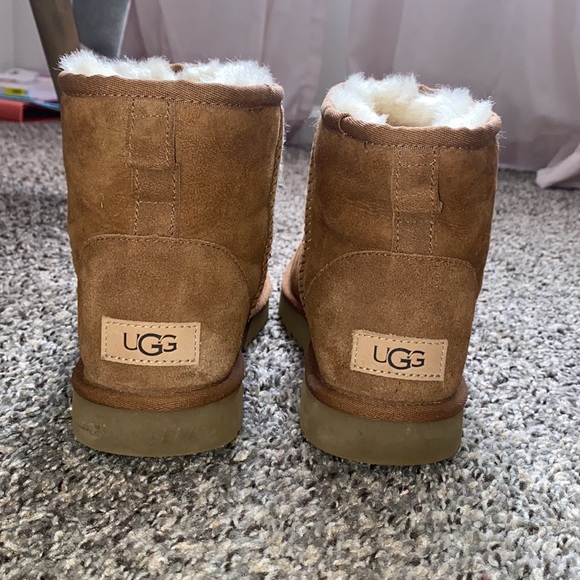 Short chestnut UGG's - Picture 2 of 3
